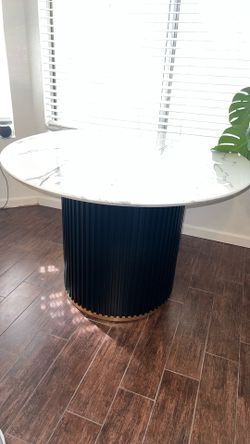 Modern High Quality Table. Feau Marble/Quartz Top And Metal Black Modern Base 