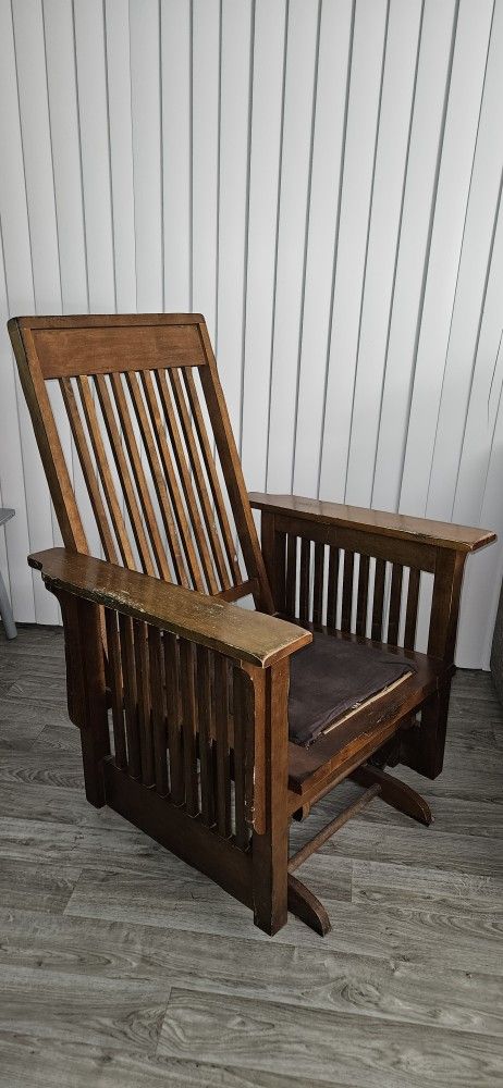Best Home Furnishings 2006 Large Wooden Rocker Chair (Needs Cushion)