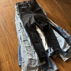 Women Jeans size 5/6. $5 each (Fashion Nova)