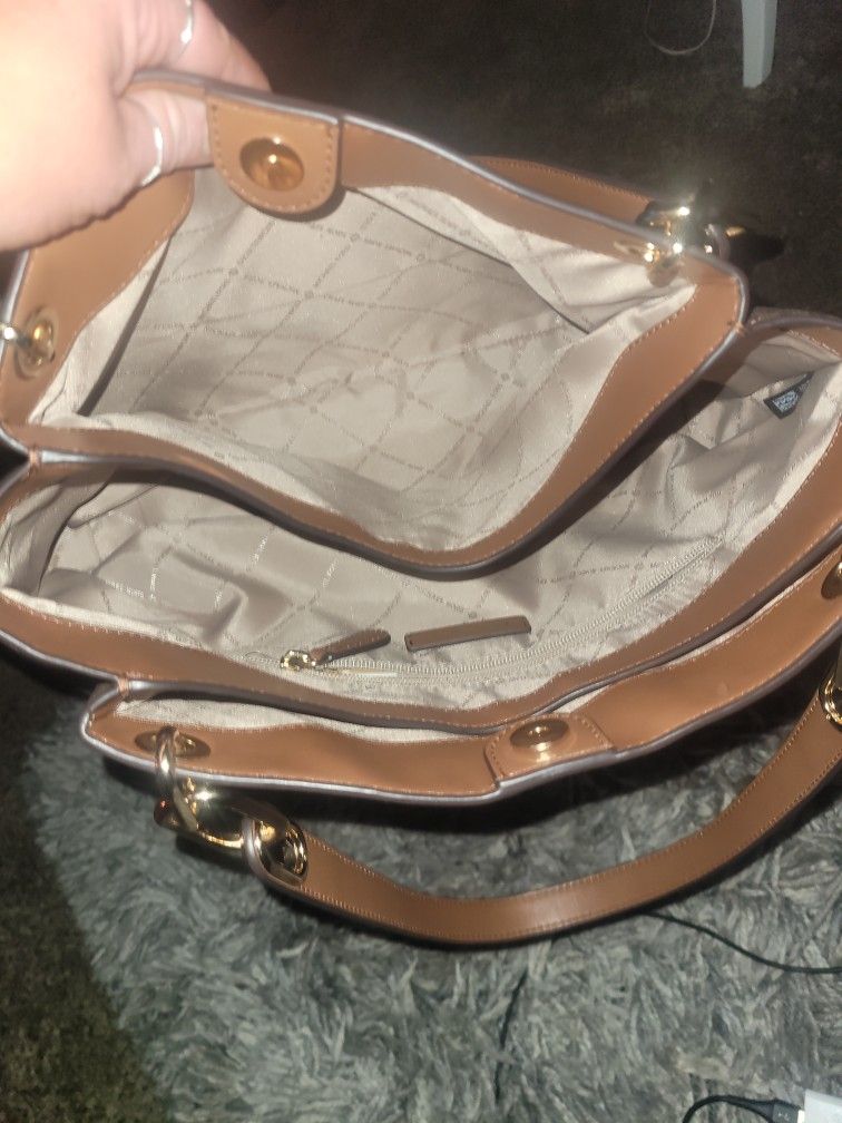 Michael Kors Large Tote for Sale in Tacoma, WA - OfferUp