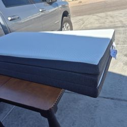 Full Size 4" Tri-fold Memory Foam Mattress In Very Good Condition 