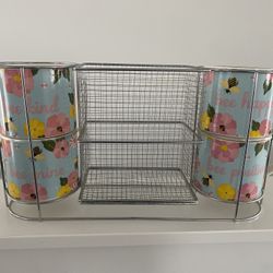 🌸 Brand New 4-Piece Bee Mug Set with Metal Stand – Cute Floral Design! 🐝 $20 OBO.