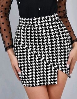 Women's medium Houndstooth Print Asymmetric Hem Skirt
