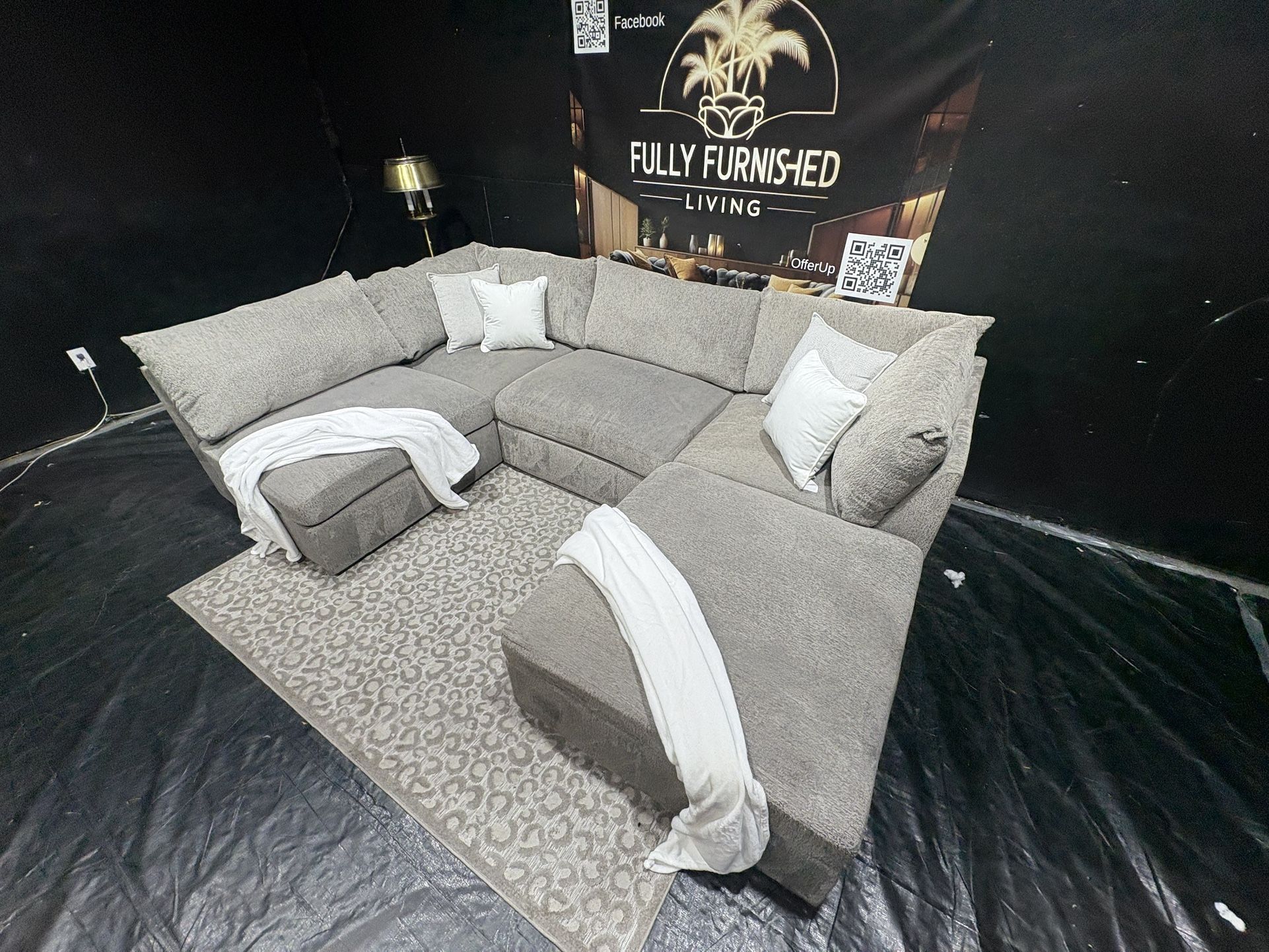 Sectional/couch/sofa, 78x117x78,color: light grey,delivery Available 🚚