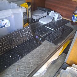 Lots Of Keyboard For Desktop Computers Lots Of Cords For Desktops 