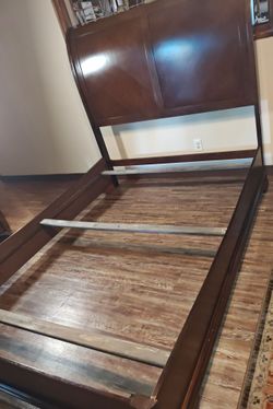 BEAUTIFUL QUEEN SIZE BED FRAME