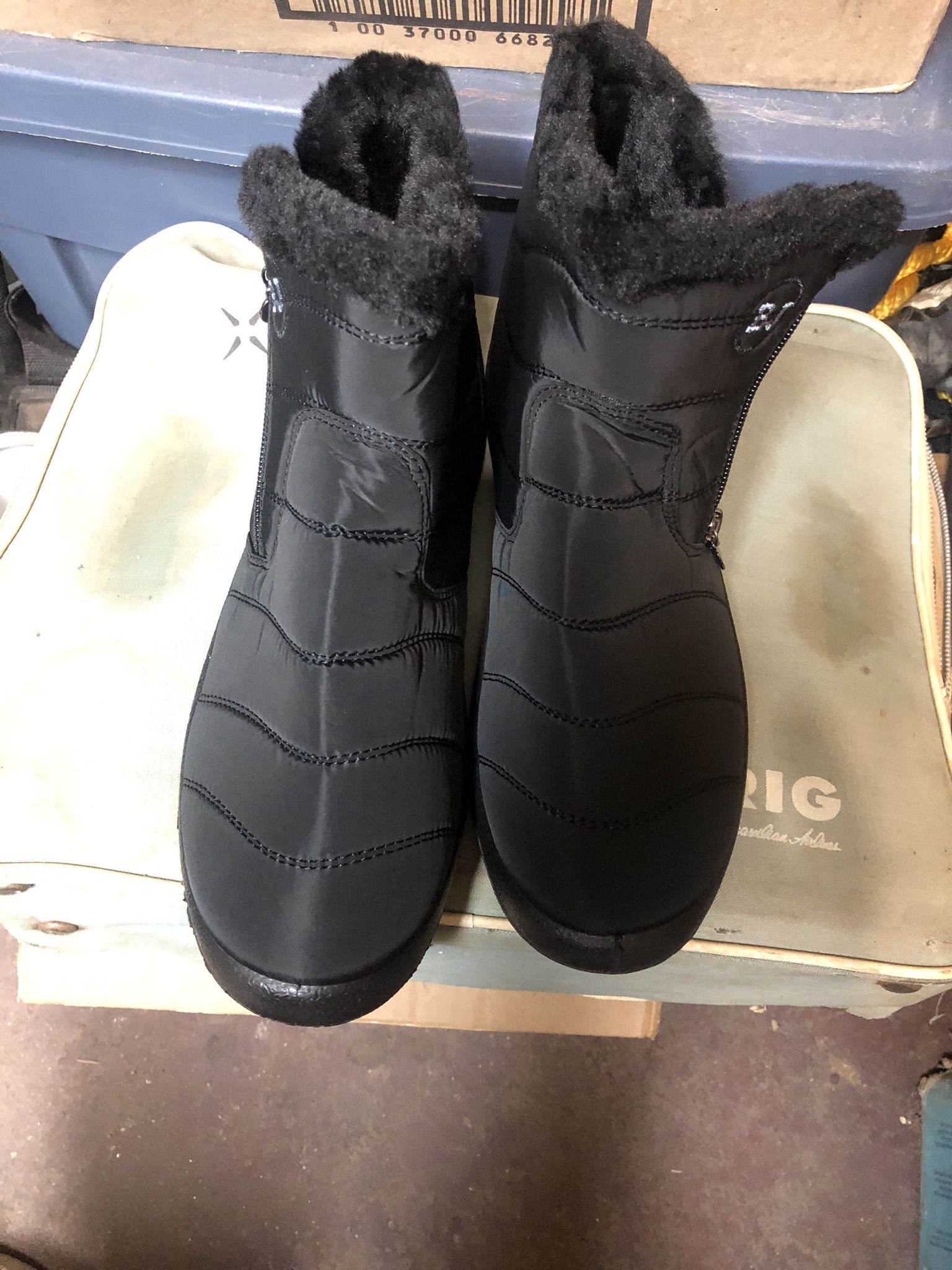 Brand New. BJ Ladies Black Snow Boots