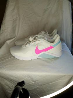 WOMEN'S NIKE LEGEND ESSENTIAL 2 SIZE 12