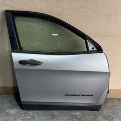 (37) 14-18 Jeep Cherokee right front door 2014 2015 2016 2017 2018