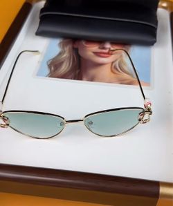 Sunnies/ glasses