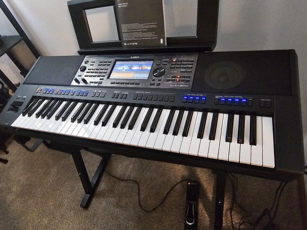 Yamaha PSR- SX900 Keyboard with Accessories