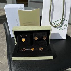 Van Cleef & Arpels Alhambra Collection 18k solid yellow gold box and papers Tiger eye motifs