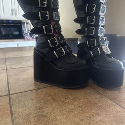 Demonia Size 6 Boot 