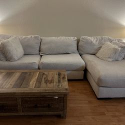 Beautiful Off-White Couch 🛋️ 500.00