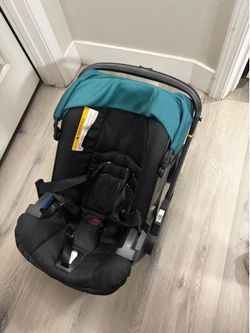2 in 1 car seat/stroller folds into a stroller