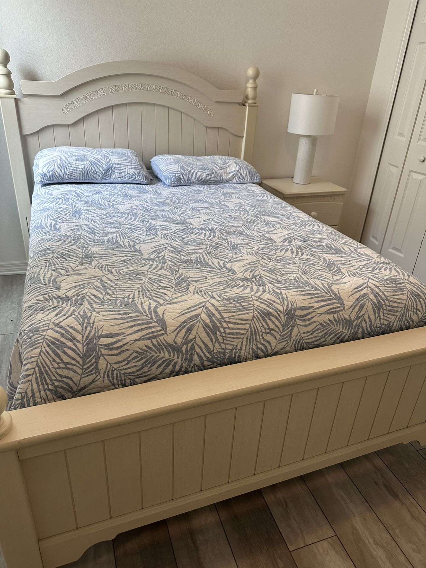Bedroom Set Full Or Queen/Juego de Cuarto