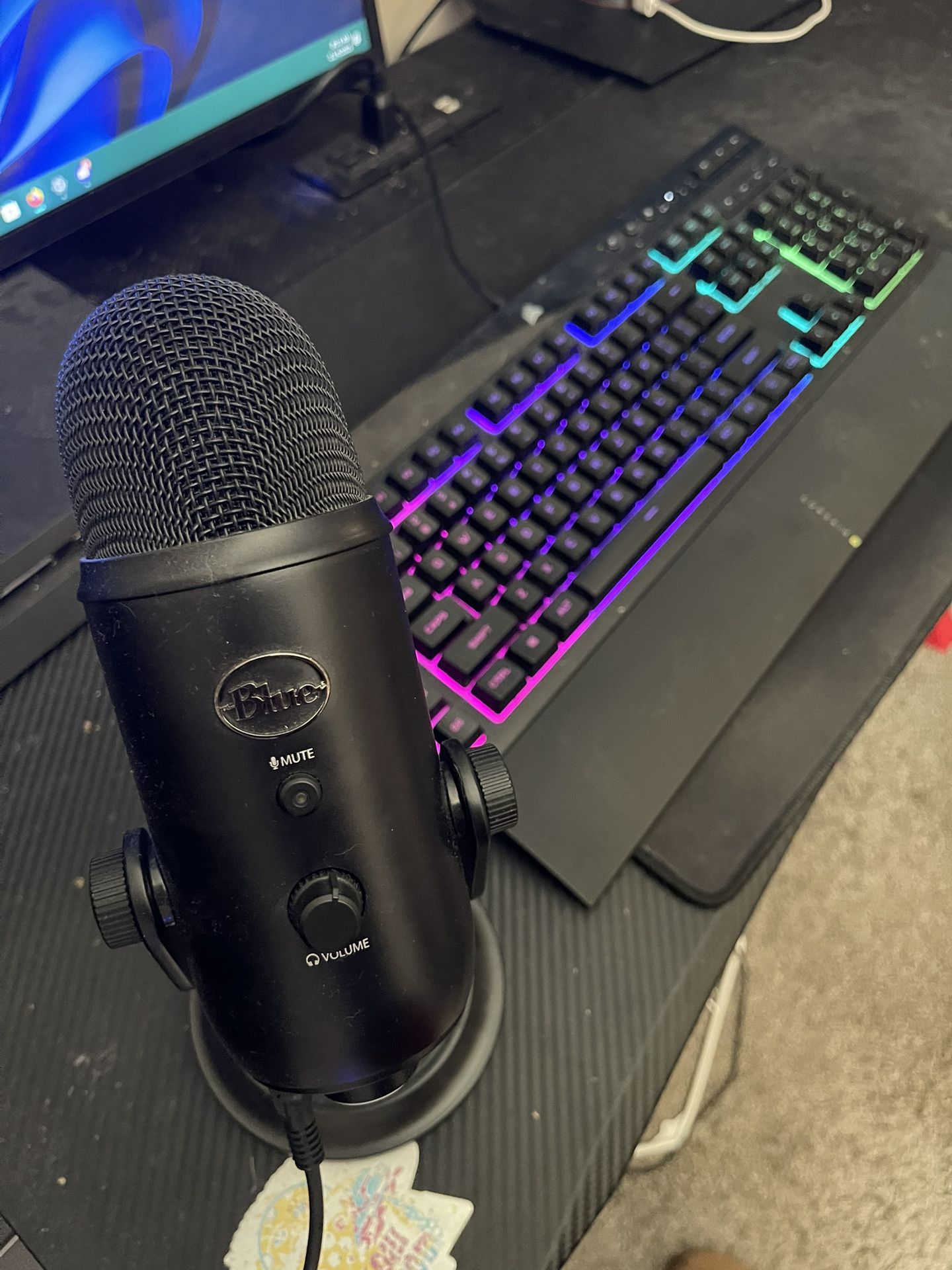 Blue Microphones - Blue Yeti Professional Multi-Pattern USB Condenser Microphone - Blackout