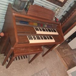 Lowrey Pageant Electric Organ. 