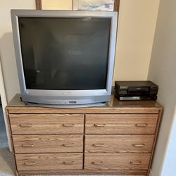 Beautiful Queen Bedroom Set-Looks New
