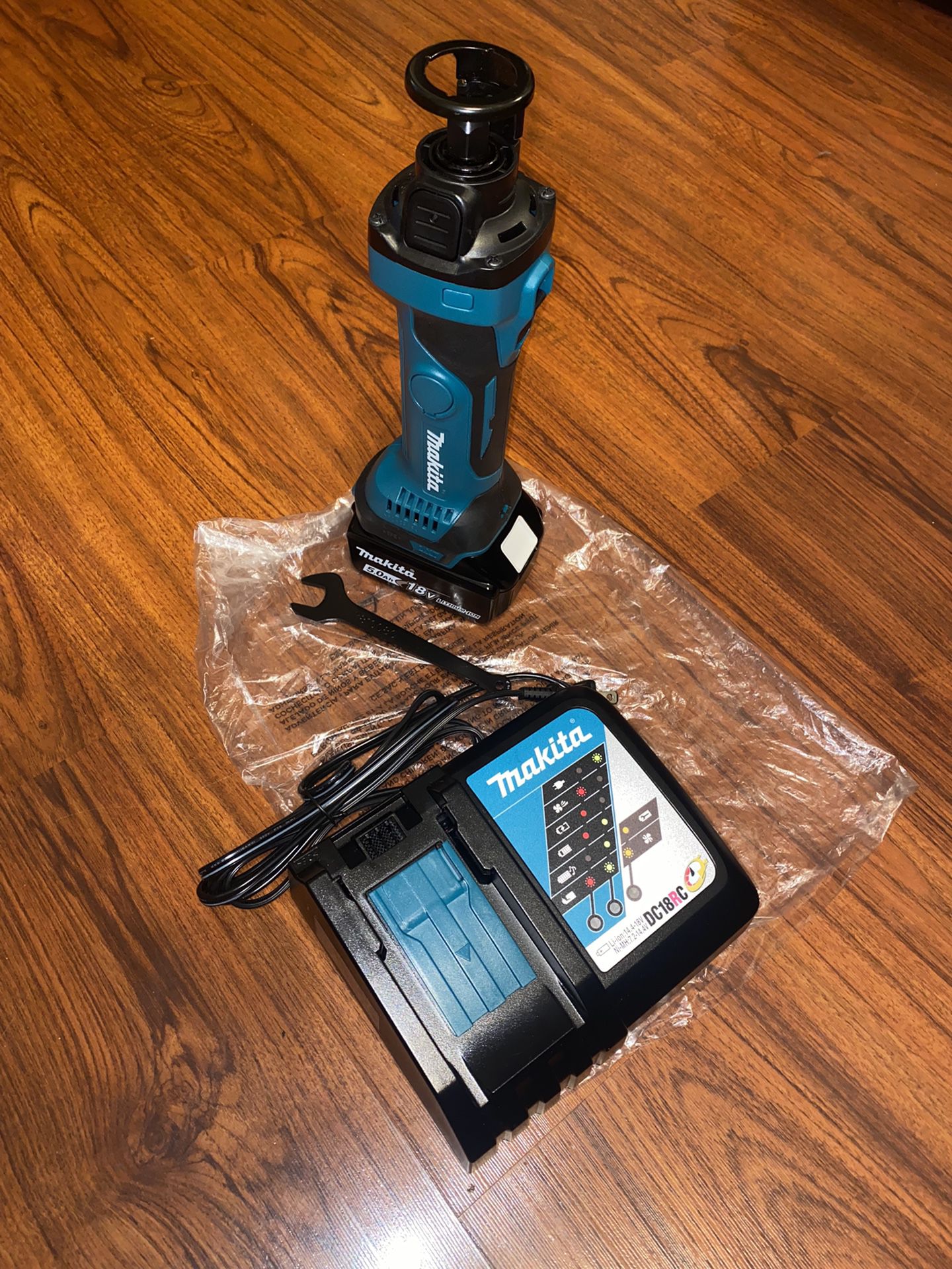 1) (1) Makita 18V Cutout Tool (XOC01) (XSF03) (1) 5.0 Ah Battery (1)  Charger for Sale in The Bronx, NY OfferUp