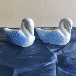 VINTAGE PAIR OF SMALL SWAN PLANTERS