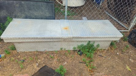 Aluminum truck tool box
