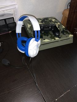 PS4 with Turtle Beach Headset, 1 Controller + New Call of Duty Modern Warfare