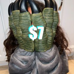 $7 like new Dinosaur 🦖 Claws set
