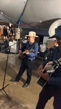 Grupo con tuba 2 estilos  por el mismo precio acordeon guitarra y tuba y 2 guitarras y la tuba