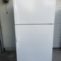 Kenmore Top And Bottom Refrigerator For $190. Dimensions Are 33Wx29Dx66H. Pick Up Only. 