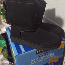 Size 7 Uggs 