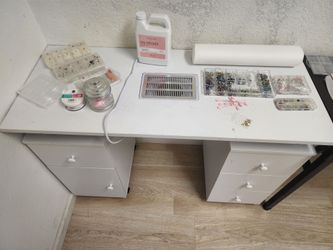 Nail station with accessories