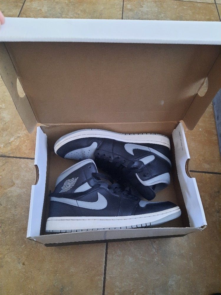 Air Jordan 1 MID Women Size 9