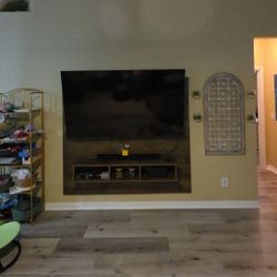 Samsung 70 Inch 4KUHD And Sound Bar System