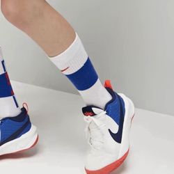 NIKE TEAM HUSTLE D10 GS 'WHITE GAME ROYAL' Size 6Y  