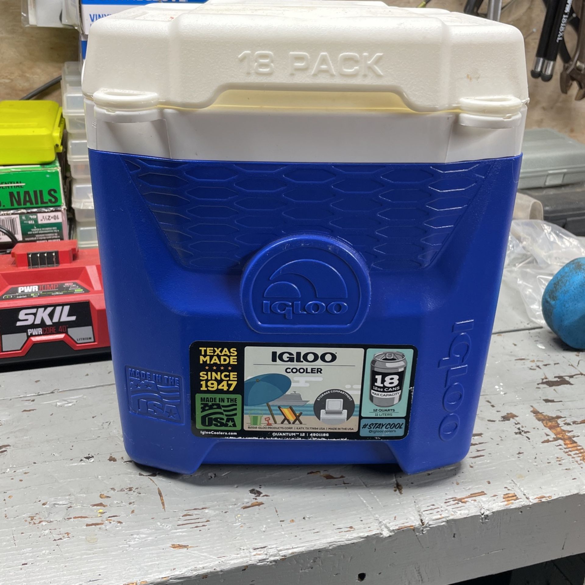 Igloo cooler Holds 18 Cans