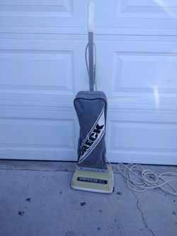 Oreck XL 2200 Upright Vacuum Cleaner Very Light 8 Pounds XT  ENDED LiFE  model XL22p0 RSPKC WRECKED XL CLASSIC Simply Amazing