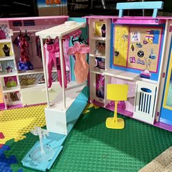 Barbie Closet w/ Accessories