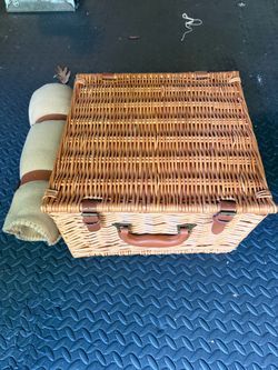New never used Picnic Basket Set w/ Electric Lunch Box