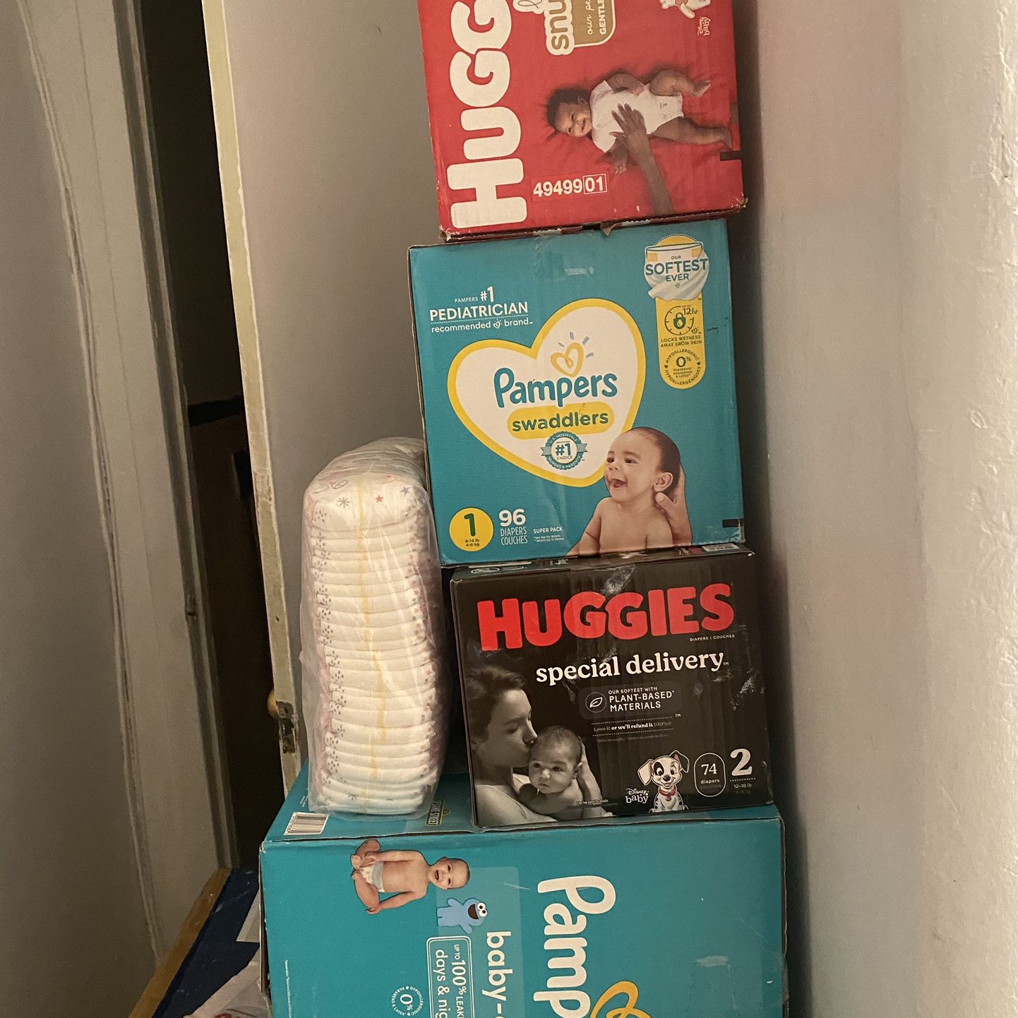 HUGGIES SNUG & DRY SIZE 6 DIAPERS 19 COUNT DISNEY BABY for Sale in East  Northport, NY - OfferUp