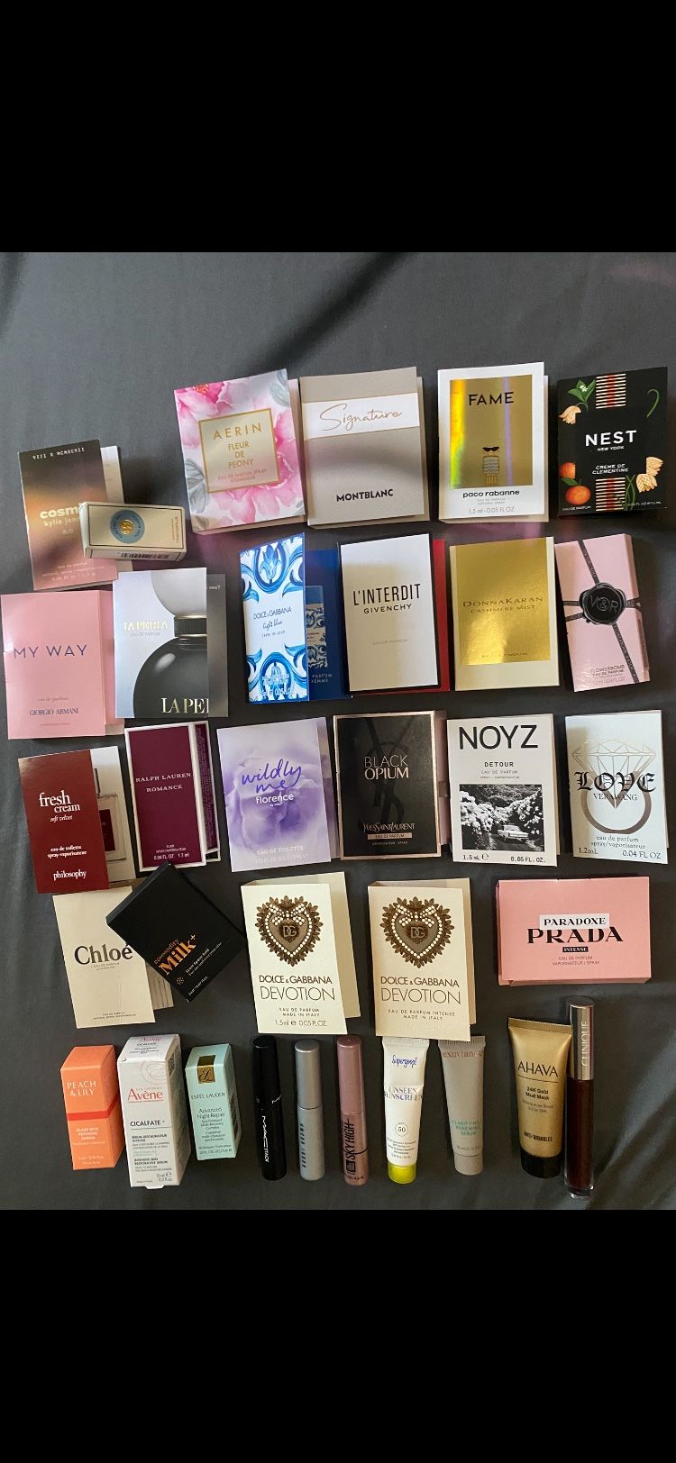 Beauty samples plus used regular size parfumes with 3 makeup bag.   25$