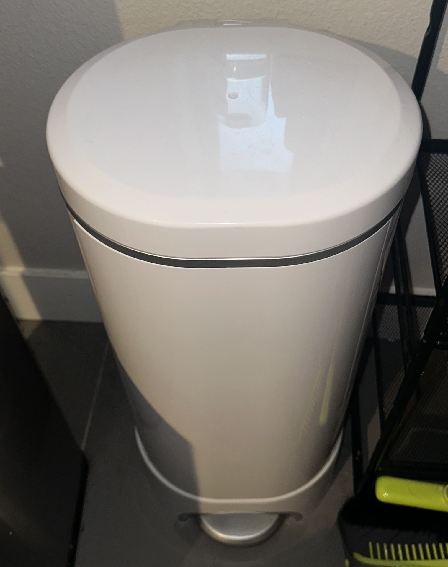 Munchkin Step Diaper Pail powered by Arm & Hammer