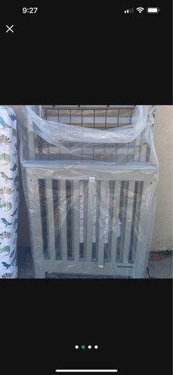 Baby  crib