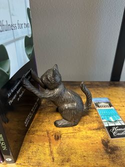 Cat bookends