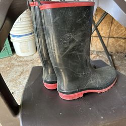 Rain Boots/ Rubber Boots - $10, US Cash Only. Pick up in Clovis, 93612. No Delivery. 