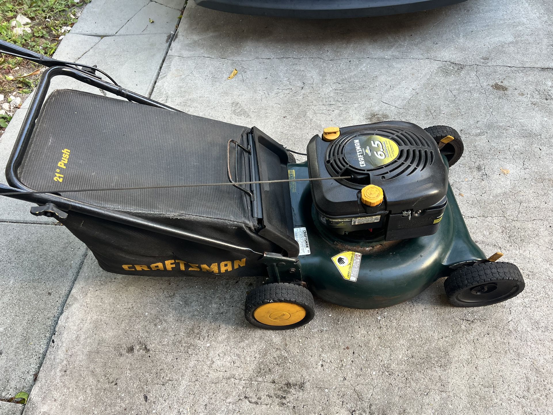 CRAFTSMAN LAWN MOWER PUSH 21”  WORKS FINE 