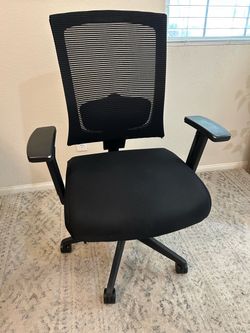 Black Mesh Back Office Chair with Armrests