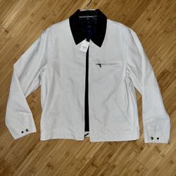Mens white jacket with a contrasting black collar. Features a front zip pocket. Ideal for a refined look.