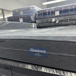 KING SIZE SIMMONS BEAUTYREST WORLD CLASS LEVEL 1 (MEDIUM) MATTRESS & BOX SPRINGS BED SET