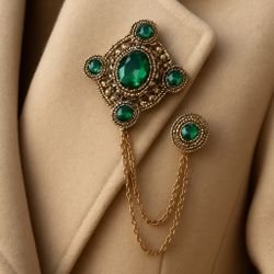 Vintage-Style Green Gem Brooch with Dual Chains – Elegant Pin for Coats or Blazers New
